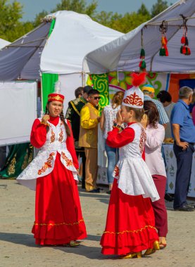 Petropavlovsk, Kazakistan - 17 Ağustos 2019: Petropavlovsk, şehir sokaklarında ulusal kostümler içinde bir yürüyüş. Danslar, şarkılar, halk gelenekleri. Gün tatili, binicilik sütü tatili, içki.