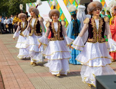 Petropavlovsk, Kazakistan - 17 Ağustos 2019: Petropavlovsk, şehir sokaklarında ulusal kostümler içinde bir yürüyüş. Danslar, şarkılar, halk gelenekleri. Gün tatili, binicilik sütü tatili, içki.