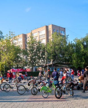 Petropavlovsk, Kazakistan - 24 Ağustos 2019: Şehirde çocuk parkı. Çocuklu ebeveynler yaz aylarında parkta yürürler. Küçükler için otomatik bisiklet.