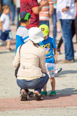 Petropavlovsk, Kazakistan - 17 Ağustos 2019: Çocukların aileleri şehrin sokaklarında ulusal kostümler içinde yürüyor. Gün tatili, binicilik sütü tatili, içki.