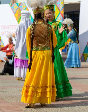 Petropavlovsk, Kazakistan - 17 Ağustos 2019: Petropavlovsk, şehir sokaklarında ulusal kostümler içinde bir yürüyüş. Danslar, şarkılar, halk gelenekleri. Gün tatili, binicilik sütü tatili, içki.