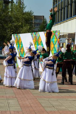 Petropavlovsk, Kazakistan - 17 Ağustos 2019: Petropavlovsk, şehir sokaklarında ulusal kostümler içinde bir yürüyüş. Danslar, şarkılar, halk gelenekleri. Gün tatili, binicilik sütü tatili, içki.