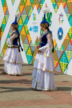 Petropavlovsk, Kazakistan - 17 Ağustos 2019: Petropavlovsk, şehir sokaklarında ulusal kostümler içinde bir yürüyüş. Danslar, şarkılar, halk gelenekleri. Gün tatili, binicilik sütü tatili, içki.