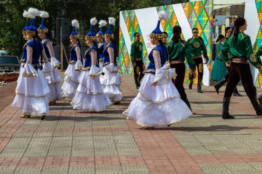 Petropavlovsk, Kazakistan - 17 Ağustos 2019: Petropavlovsk, şehir sokaklarında ulusal kostümler içinde bir yürüyüş. Danslar, şarkılar, halk gelenekleri. Gün tatili, binicilik sütü tatili, içki.