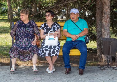 Petropavlovsk, Kazakistan - 17 Ağustos 2019: Çocukların aileleri şehrin sokaklarında ulusal kostümler içinde yürüyor. Gün tatili, binicilik sütü tatili, içki.