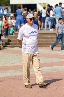 Petropavlovsk, Kazakistan - 17 Ağustos 2019: Çocukların aileleri şehrin sokaklarında ulusal kostümler içinde yürüyor. Gün tatili, binicilik sütü tatili, içki.