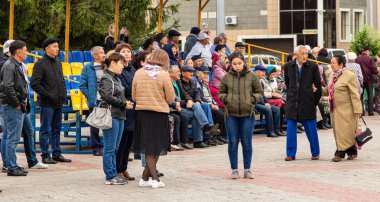 Petropavlovsk, Kazakistan - 30 Ağustos 2019: Kazakistan Anayasa Günü' nü kutlar. Ulusal kostümlü insanlar, tatil şenlikleri.