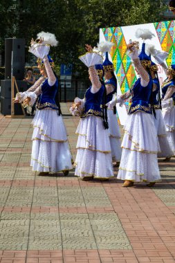 Petropavlovsk, Kazakistan - 17 Ağustos 2019: Petropavlovsk, şehir sokaklarında ulusal kostümler içinde bir yürüyüş. Danslar, şarkılar, halk gelenekleri. Gün tatili, binicilik sütü tatili, içki.