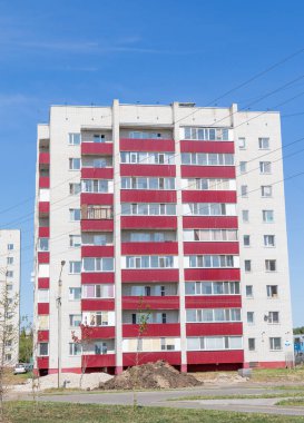 Petropavlovsk, Kazakistan - 20 Ağustos 2019: Mavi gökyüzünün arka planı üzerine yüksek katlı bina, ağaçların yaz manzarası.