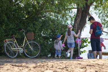 Lipetsk, Rusya - 20 Temmuz 2019: Bir yaz gününde sahilde erkek ve kadın.