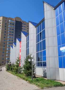 Petropavlovsk, Kazakistan - 24 Ağustos 2019: Şehirde yüksek katlı binalar, yaz sokak. Açık güneşli bir gün.