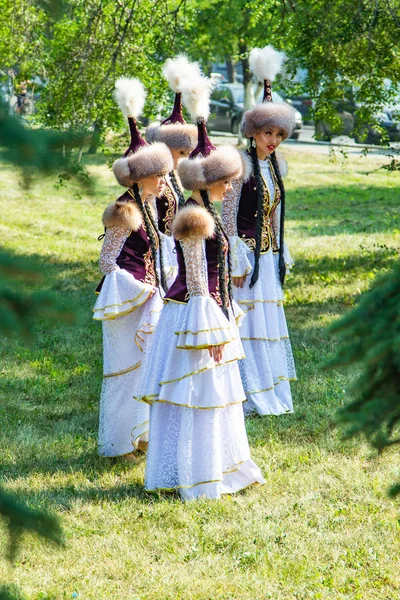 Petropavlovsk Kazajstán Agosto 2019 Niñas Ropa Nacional Kazaja Con Sombreros —  Fotos de Stock