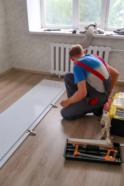 Petropavlovsk Kazakhstan August 2019 Man Collects Furniture Apartment Repair Work — Stock Photo, Image