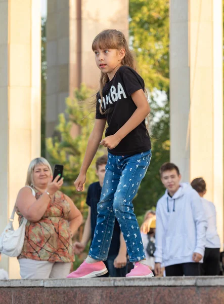 Petropavlovsk Cazaquistão Agosto 2019 Crianças Pais Dançam Parque Cidade Noite — Fotografia de Stock