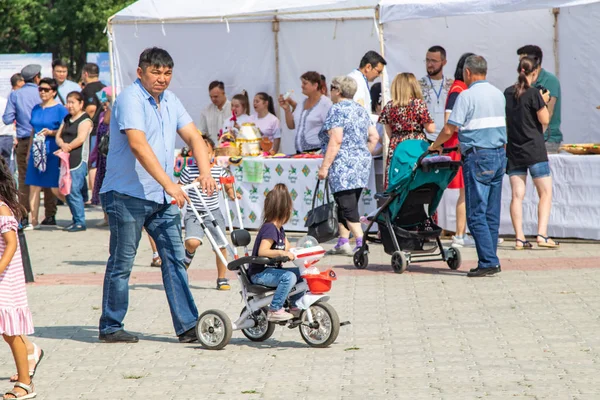 Petropavlovsk Kazajstán Agosto 2019 Los Padres Niños Caminan Trajes Nacionales — Foto de Stock