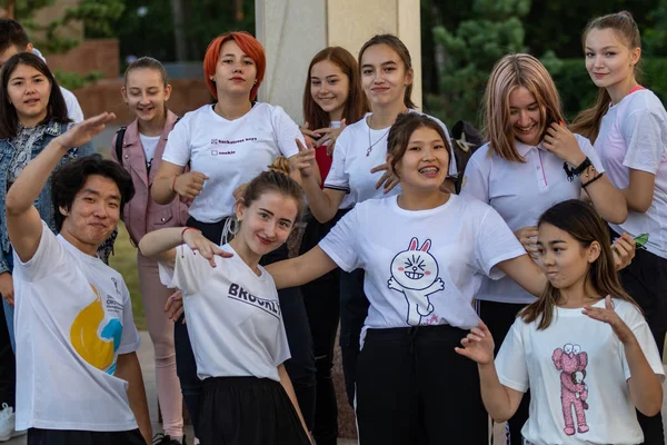 Petropavlovsk Cazaquistão Agosto 2019 Pais Crianças Caminham Noite Parque Cidade — Fotografia de Stock