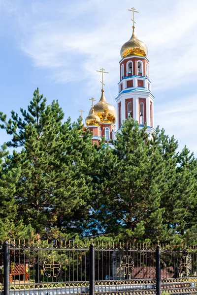 ペトロパブロフスク カザフスタン 2019年8月20日 空に金色のドームを持つ正教会 緑の木 — ストック写真