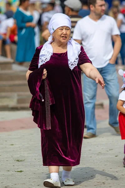 哈萨克斯坦彼得罗巴甫洛夫斯克 2019年8月17日 孩子们的父母穿着民族服装沿着城市的街道行走 节日的马术牛奶 — 图库照片