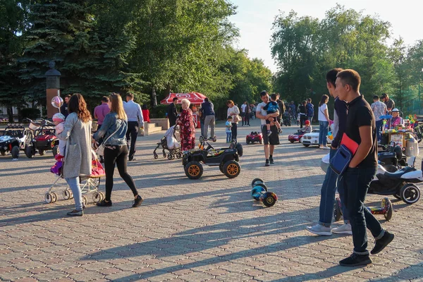 Petropavlovsk Kazajstán Agosto 2019 Parque Infantil Ciudad Los Padres Con — Foto de Stock