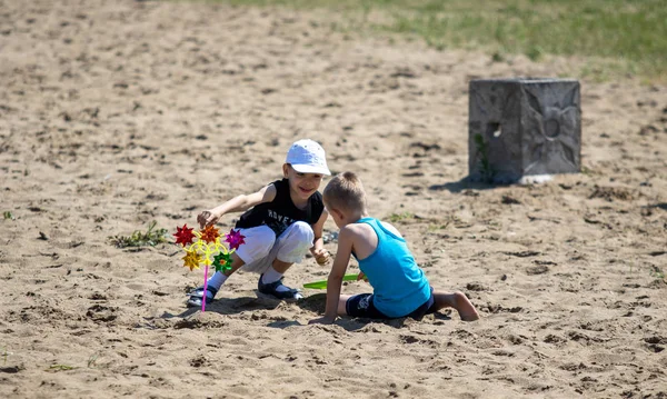 俄罗斯利佩茨克 2019年7月20日 孩子们在沙滩上在沙滩上玩耍 — 图库照片