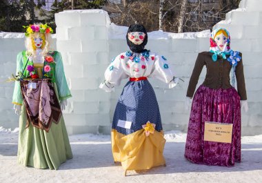 Petropavlovsk, Kazakistan - 10 Mart 2019: Yakmak için büyük bebek. Shrovetide veya Shrovetide pagan zamanlarına kadar uzanan bir Slav tatili.
