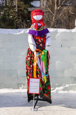 Petropavlovsk, Kazakistan - 10 Mart 2019: Yakmak için büyük bebek. Shrovetide veya Shrovetide pagan zamanlarına kadar uzanan bir Slav tatili.