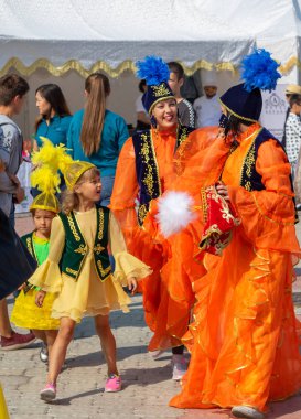 Petropavlovsk, Kazakistan - 17 Ağustos 2019: Petropavlovsk, şehir sokaklarında ulusal kostümler içinde bir yürüyüş. Danslar, şarkılar, halk gelenekleri. Gün tatili, binicilik sütü tatili, içki.