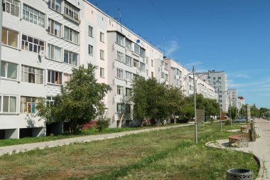 Petropavlovsk, Kazakistan - 24 Ağustos 2019: Şehirde yüksek katlı binalar, yaz sokak. Açık güneşli bir gün.