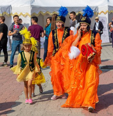 Petropavlovsk, Kazakistan - 17 Ağustos 2019: Petropavlovsk, şehir sokaklarında ulusal kostümler içinde bir yürüyüş. Danslar, şarkılar, halk gelenekleri. Gün tatili, binicilik sütü tatili, içki.