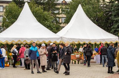 Petropavlovsk, Kazakistan - 30 Ağustos 2019: Kazakistan Anayasa Günü' nü kutlar. Ulusal kostümlü insanlar, tatil şenlikleri.