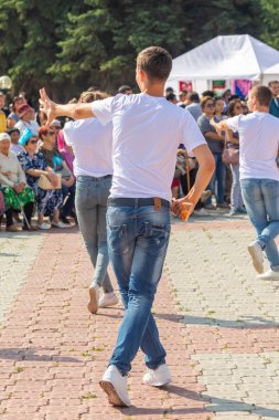 Petropavlovsk, Kazakistan - 17 Ağustos 2019: Petropavlovsk, şehir sokaklarında ulusal kostümler içinde bir yürüyüş. Danslar, şarkılar, halk gelenekleri. Gün tatili, binicilik sütü tatili, içki.