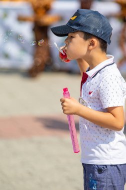 Petropavlovsk, Kazakistan - 17 Ağustos 2019: Çocukların aileleri şehrin sokaklarında ulusal kostümler içinde yürüyor. Gün tatili, binicilik sütü tatili, içki.