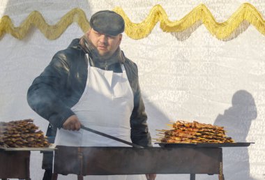 Petropavlovsk, Kazakistan - 10 Mart 2019: Erkekler sokakta kış barbeküsünü kızartıyor.