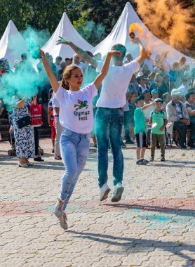 Petropavlovsk, Kazakistan - 17 Ağustos 2019: Petropavlovsk, şehir sokaklarında ulusal kostümler içinde bir yürüyüş. Danslar, şarkılar, halk gelenekleri. Gün tatili, binicilik sütü tatili, içki.