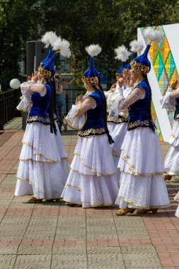 Petropavlovsk, Kazakistan - 17 Ağustos 2019: Petropavlovsk, şehir sokaklarında ulusal kostümler içinde bir yürüyüş. Danslar, şarkılar, halk gelenekleri. Gün tatili, binicilik sütü tatili, içki.