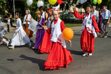 Petropavlovsk, Kazakistan - 17 Ağustos 2019: Petropavlovsk, şehir sokaklarında ulusal kostümler içinde bir yürüyüş. Danslar, şarkılar, halk gelenekleri. Gün tatili, binicilik sütü tatili, içki.