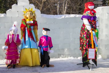 Petropavlovsk, Kazakistan - 10 Mart 2019: Yakmak için büyük bebek. Shrovetide veya Shrovetide pagan zamanlarına kadar uzanan bir Slav tatili.