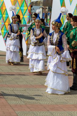 Petropavlovsk, Kazakistan - 17 Ağustos 2019: Petropavlovsk, şehir sokaklarında ulusal kostümler içinde bir yürüyüş. Danslar, şarkılar, halk gelenekleri. Gün tatili, binicilik sütü tatili, içki.