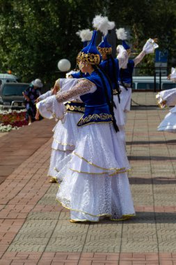 Petropavlovsk, Kazakistan - 17 Ağustos 2019: Petropavlovsk, şehir sokaklarında ulusal kostümler içinde bir yürüyüş. Danslar, şarkılar, halk gelenekleri. Gün tatili, binicilik sütü tatili, içki.