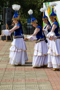 Petropavlovsk, Kazakistan - 17 Ağustos 2019: Petropavlovsk, şehir sokaklarında ulusal kostümler içinde bir yürüyüş. Danslar, şarkılar, halk gelenekleri. Gün tatili, binicilik sütü tatili, içki.