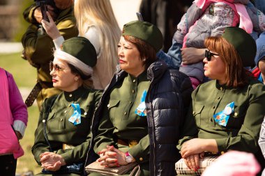 Petropavlovsk, Kazakistan - 9 Mayıs 2019: Büyük Vatanseverlik savaşının askeri üniformalı kızları.