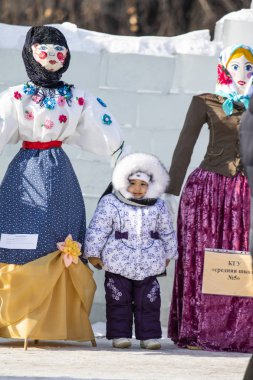 Petropavlovsk, Kazakistan - 10 Mart 2019: Yakmak için büyük bebek. Shrovetide veya Shrovetide pagan zamanlarına kadar uzanan bir Slav tatili.