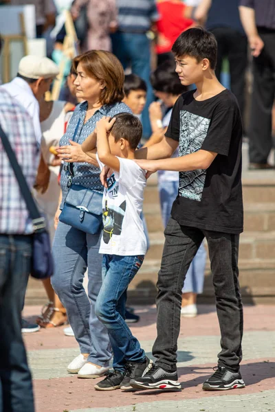 Pietropawłowsk Kazachstan Sierpnia 2019 Rodzice Dzieci Chodzą Strojach Narodowych Wzdłuż — Zdjęcie stockowe