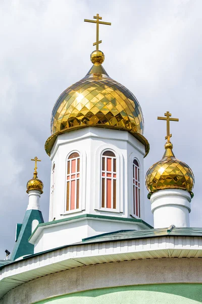 Cúpulas Douradas Uma Igreja Ortodoxa Fundo Céu Azul — Fotografia de Stock