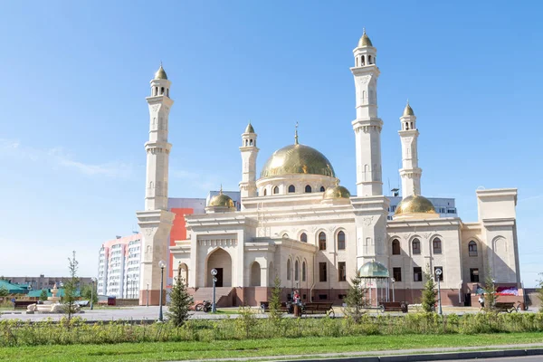 ペトロパブロフスク カザフスタン 2019年8月20日 市内の空に対して大きなイスラム教徒のモスク — ストック写真
