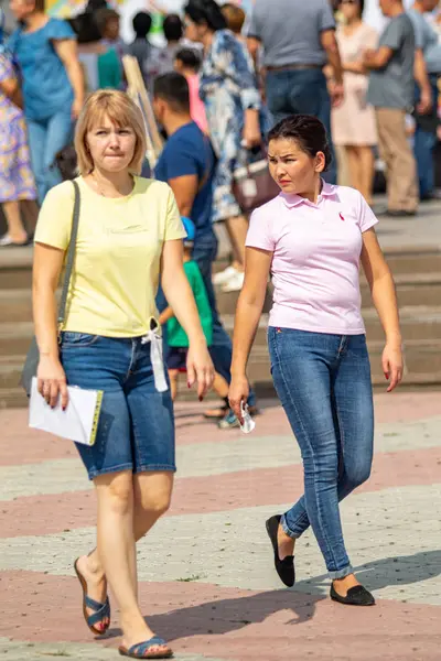 Petropavlovsk Kazajstán Agosto 2019 Los Padres Niños Caminan Trajes Nacionales —  Fotos de Stock