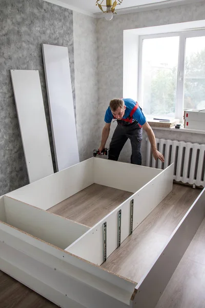 Pietropawłowsk Kazachstan Sierpnia 2019 Mężczyzna Gromadzi Meble Mieszkaniu Prace Naprawcze — Zdjęcie stockowe