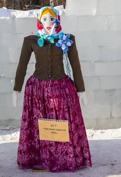 Petropavlovsk, Kazakistan - 10 Mart 2019: Yakmak için büyük bebek. Shrovetide veya Shrovetide pagan zamanlarına kadar uzanan bir Slav tatili.