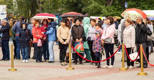 Petropavlovsk, Kazakistan - 30 Ağustos 2019: Kazakistan Anayasa Günü' nü kutlar. Ulusal kostümlü insanlar, tatil şenlikleri.