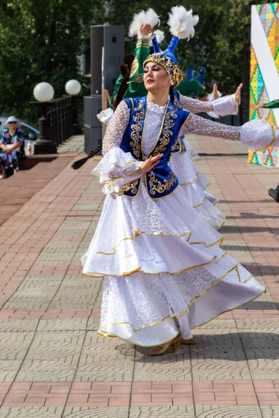 Petropavlovsk, Kazakistan - 17 Ağustos 2019: Petropavlovsk, şehir sokaklarında ulusal kostümler içinde bir yürüyüş. Danslar, şarkılar, halk gelenekleri. Gün tatili, binicilik sütü tatili, içki.
